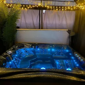 1-bed-garden-flat-full-size-hot-tub.bournemouth-hotels.org/